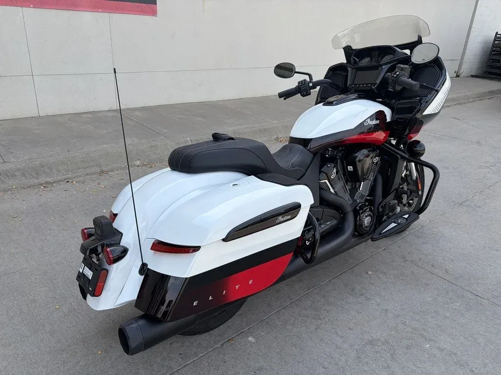 2025 Indian Motorcycle® Challenger® Elite White Crystal - Image 3