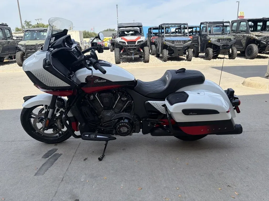 2025 Indian Motorcycle® Challenger® Elite White Crystal - Image 4